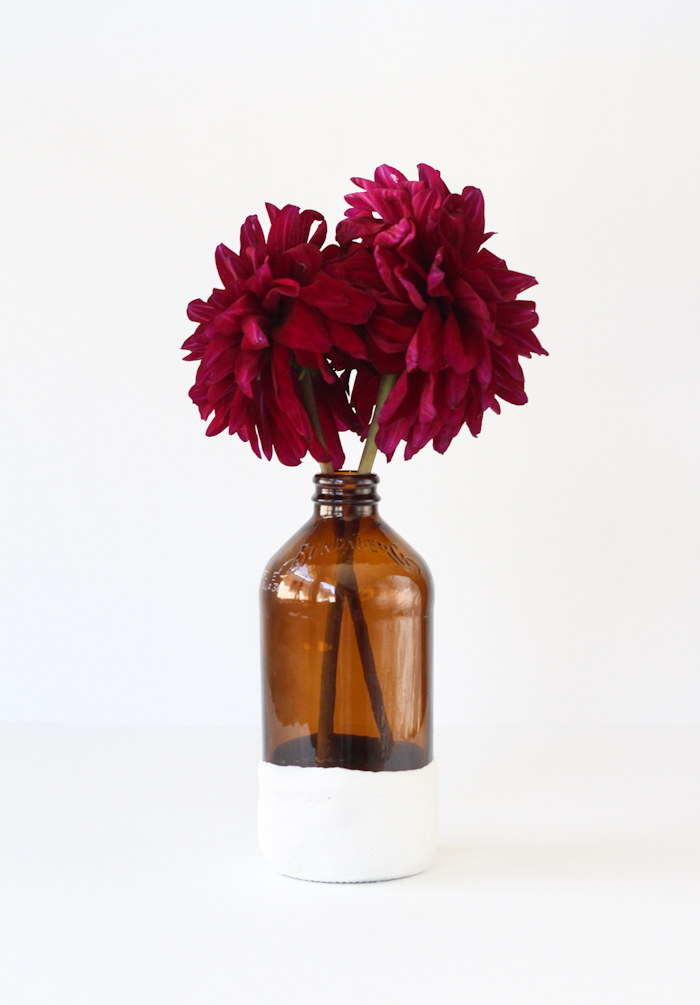 DIY Plaster Dipped Vase (click through for tutorial!)