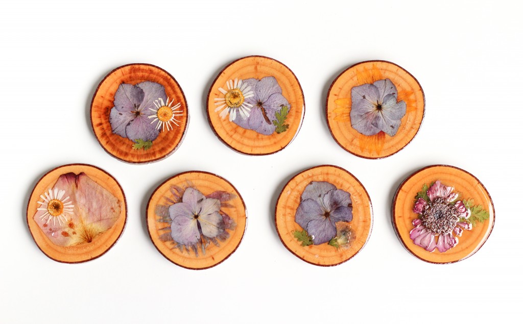 DIY Dried Flower Coasters (click through for tutorial!)