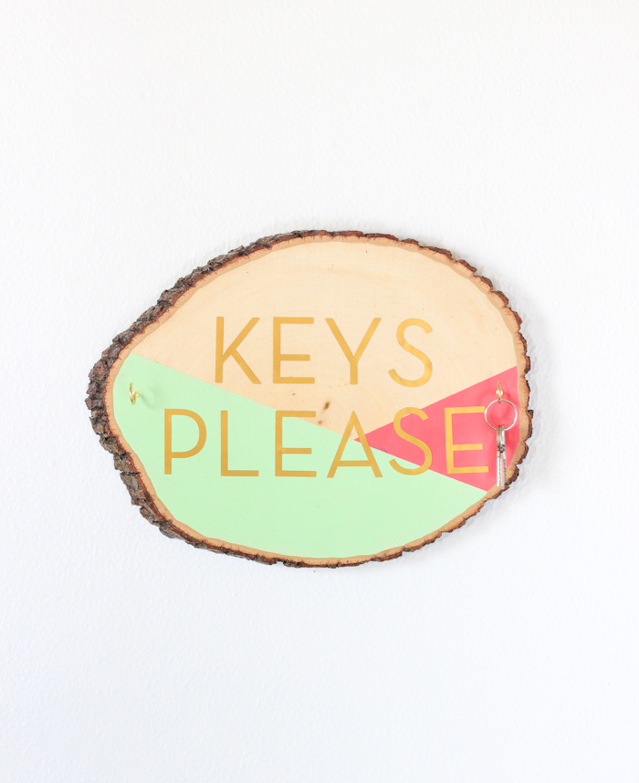 DIY Wooden Slab Key Holder, click through to see the full tutorial!