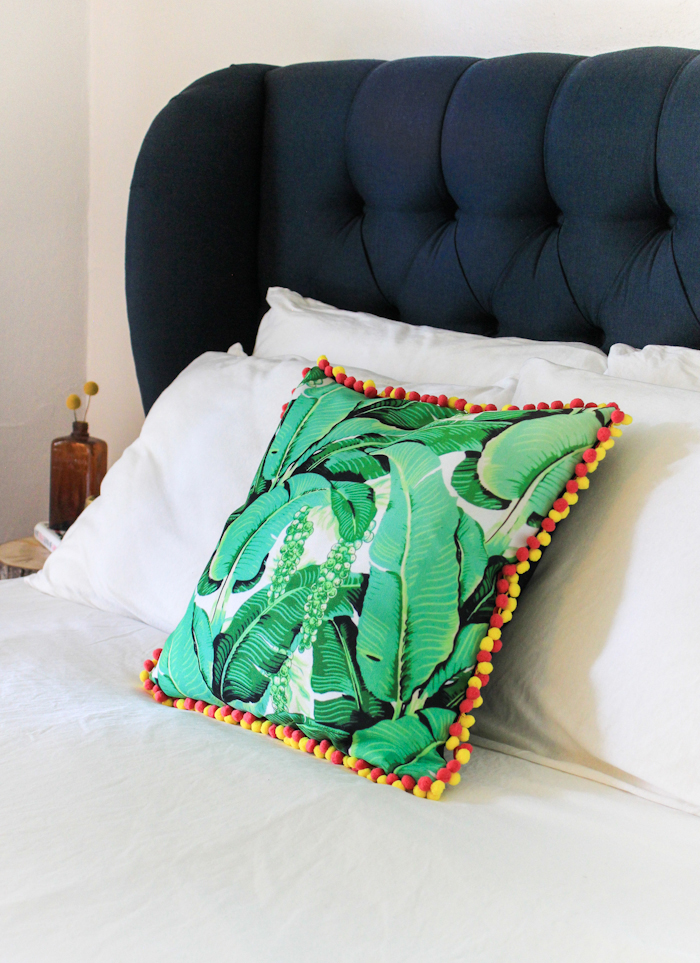 DIY No-Sew Pom Pom Pillow (click through for full tutorial!)