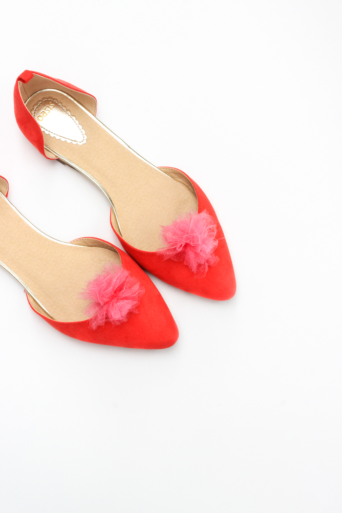 You can whip up these diy pom-pom shoes clips in 10 minutes! Only cost about a dollar to make too!