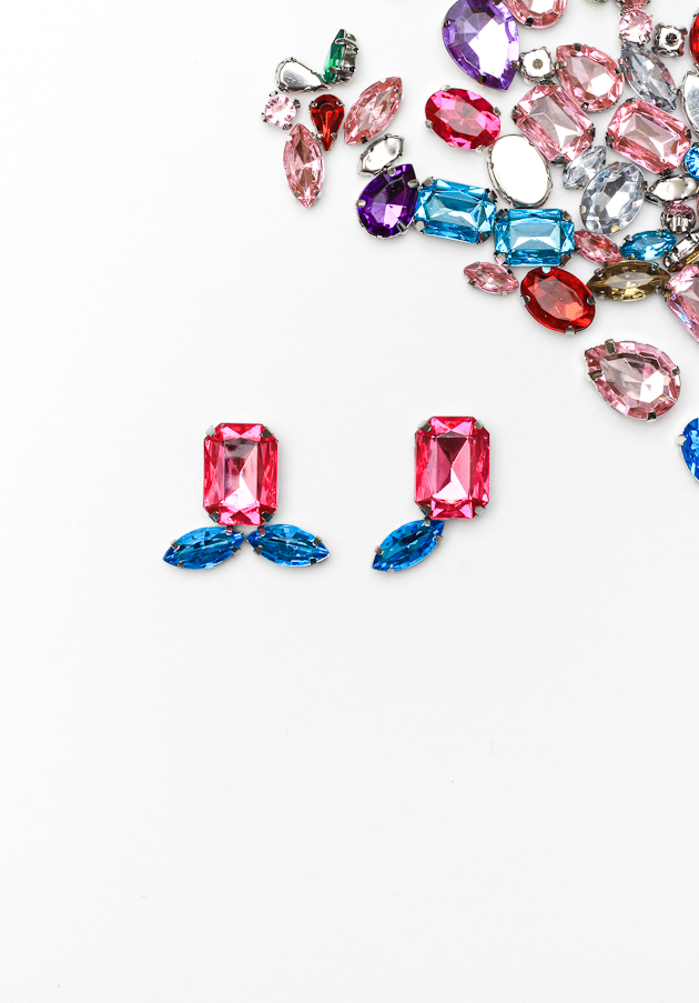 Update your wardrobe in a half hour with these diy rhinestone earrings!