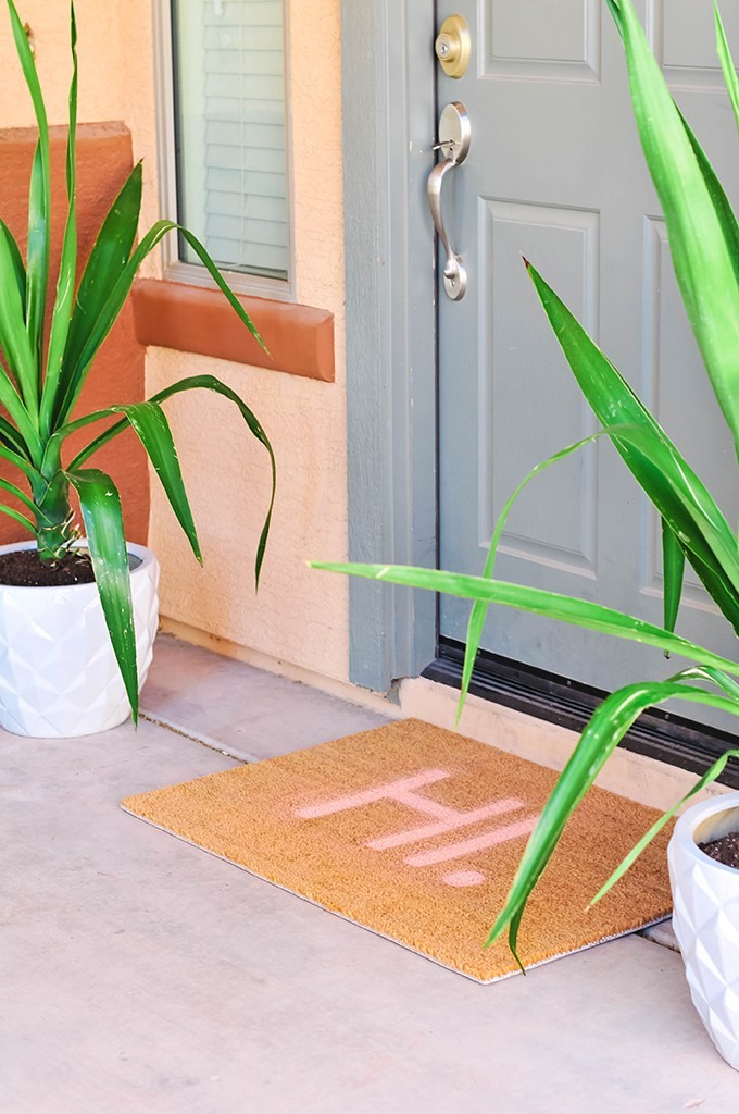 Freshen up your front steps with these 10 DIY Doormats for spring!