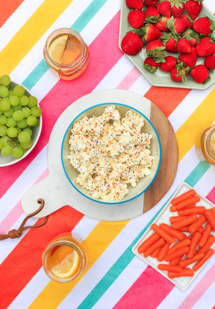 Throw a colorful picnic this summer with these free printables and popcorn recipe!