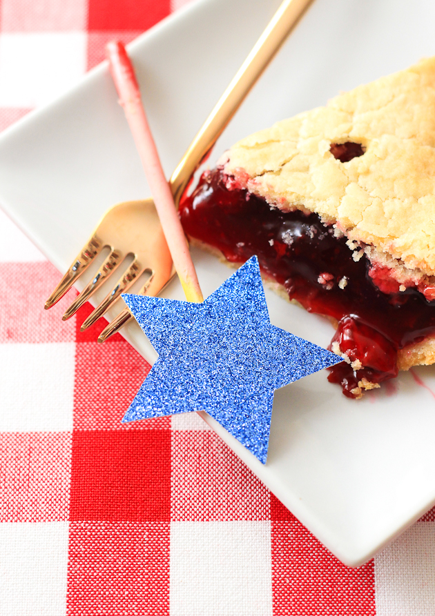 Be the hit of the BBQ with this DIY Fourth of July pie topper!