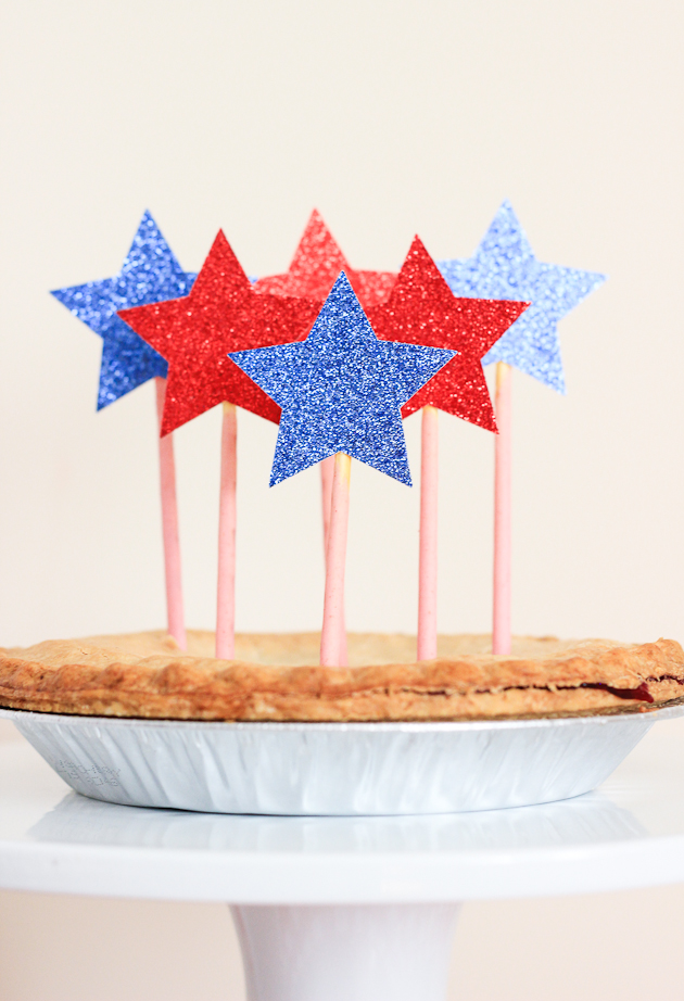 Be the hit of the BBQ with this DIY Fourth of July pie topper!