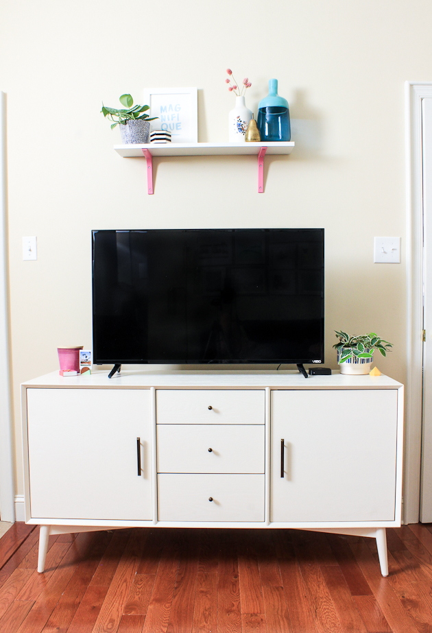 Rachel of The Crafted Life gives her living room a much needed colorful makeover!