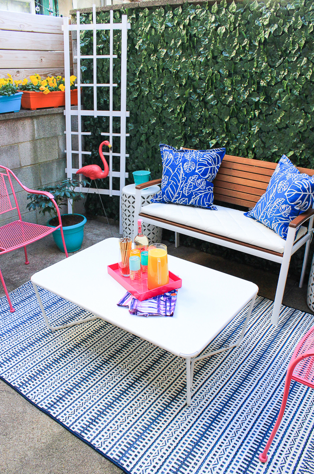 Renter friendly patio makeover. Click through for full before and after!