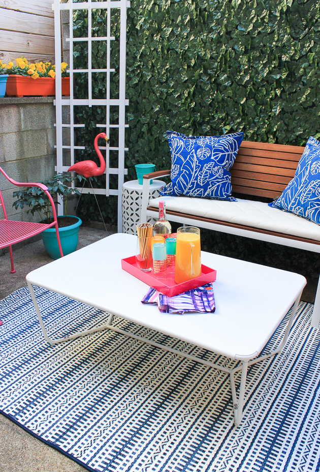 Renter friendly patio makeover. Click through for full before and after!