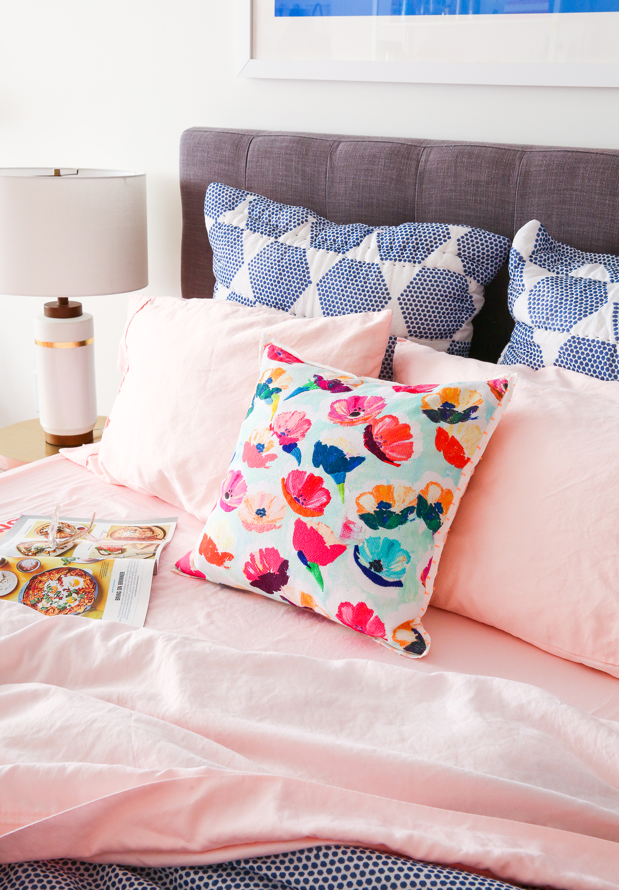 Add some color to your bedroom with these DIY millennial pink sheets! Give your existing bedding a colorful makeover with this easy project. There are two ways to dye your bed sheets and Rachel of The Crafted Life is sharing all of her tips!
