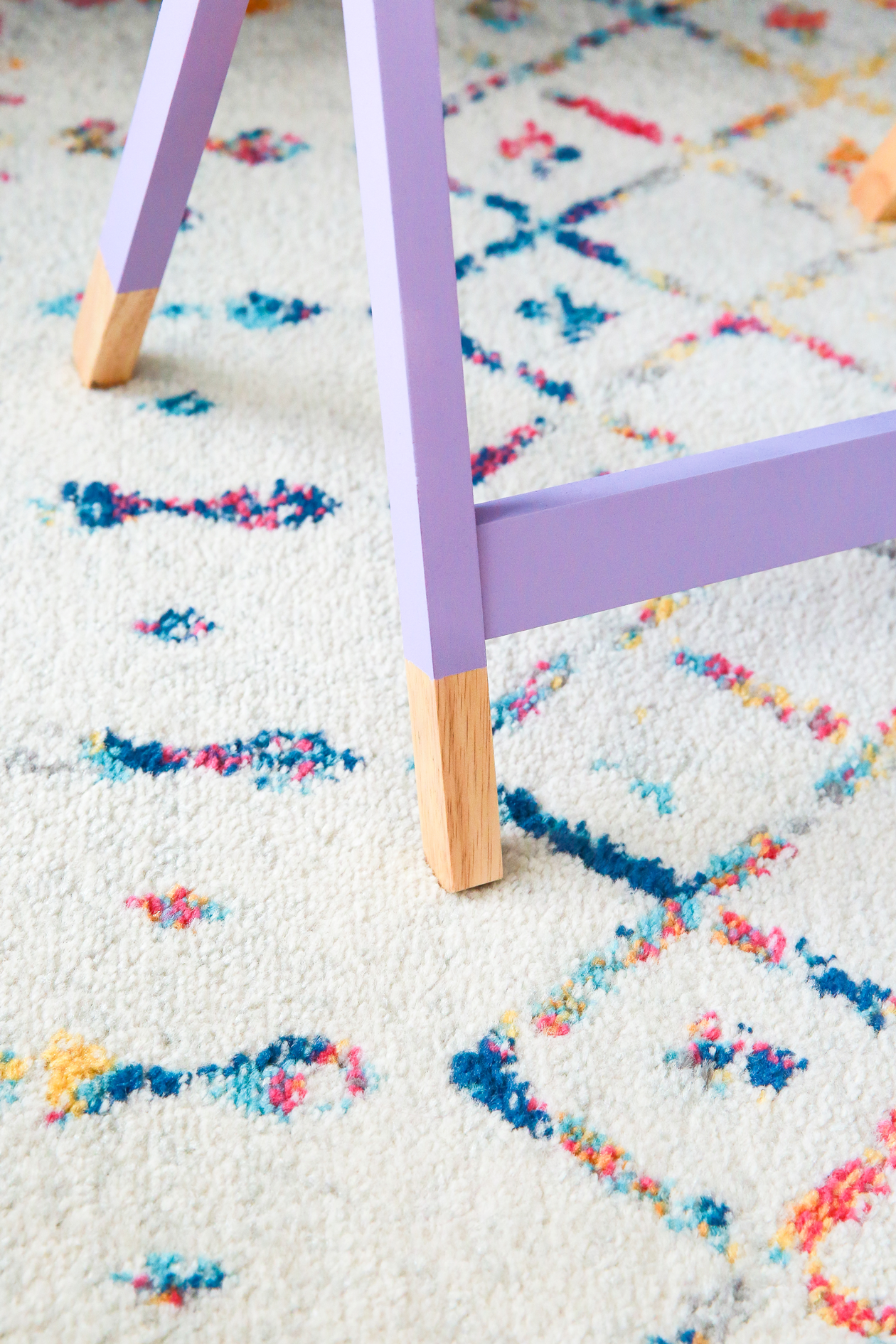 Learn how to paint a tv tray with this colorful makeover DIY! 