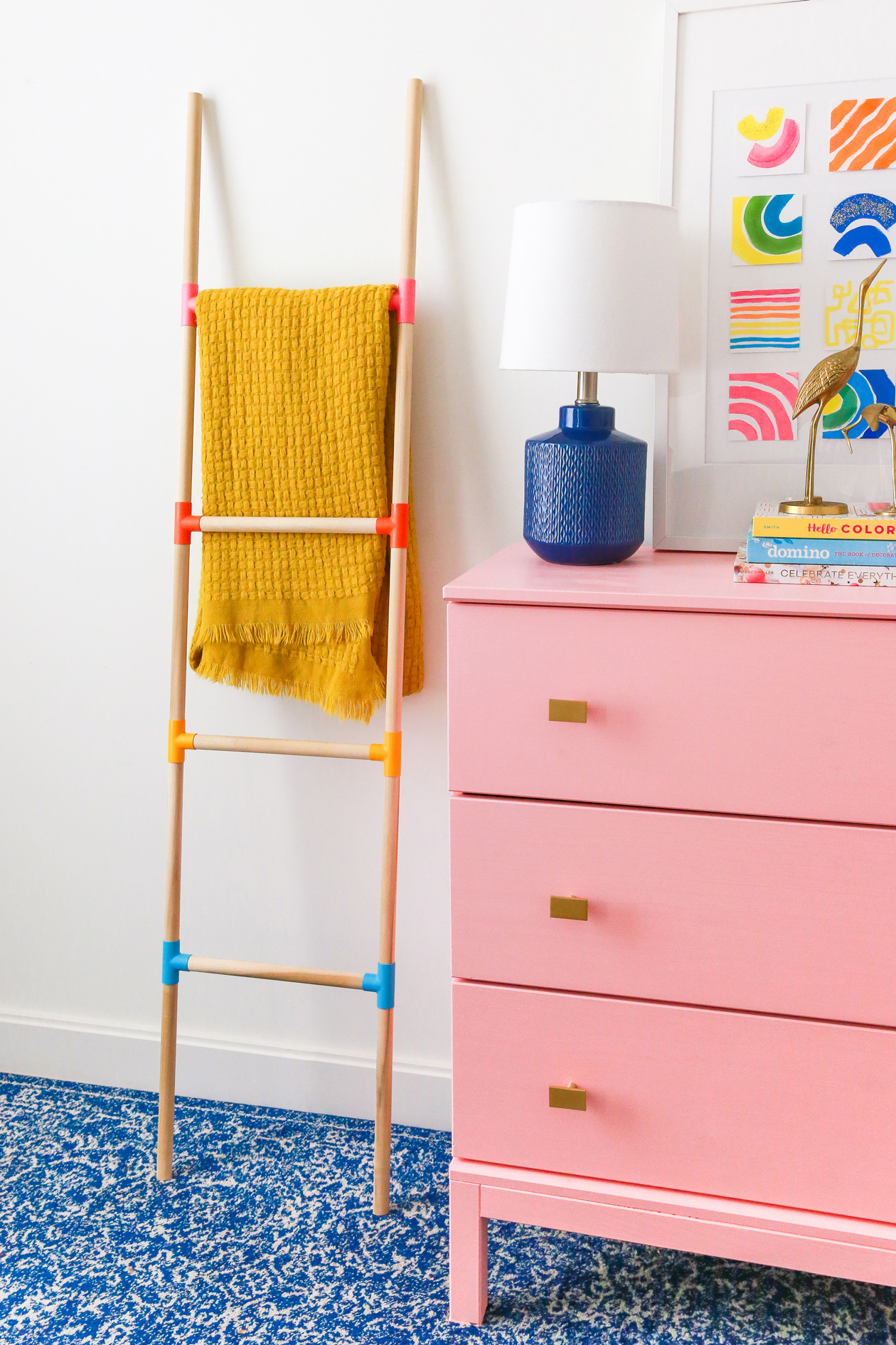 Create a place to store your blankets and bring some color to your home with this easy project! This DIY Wooden Dowel Blanket Ladder is perfect for winter and fall!