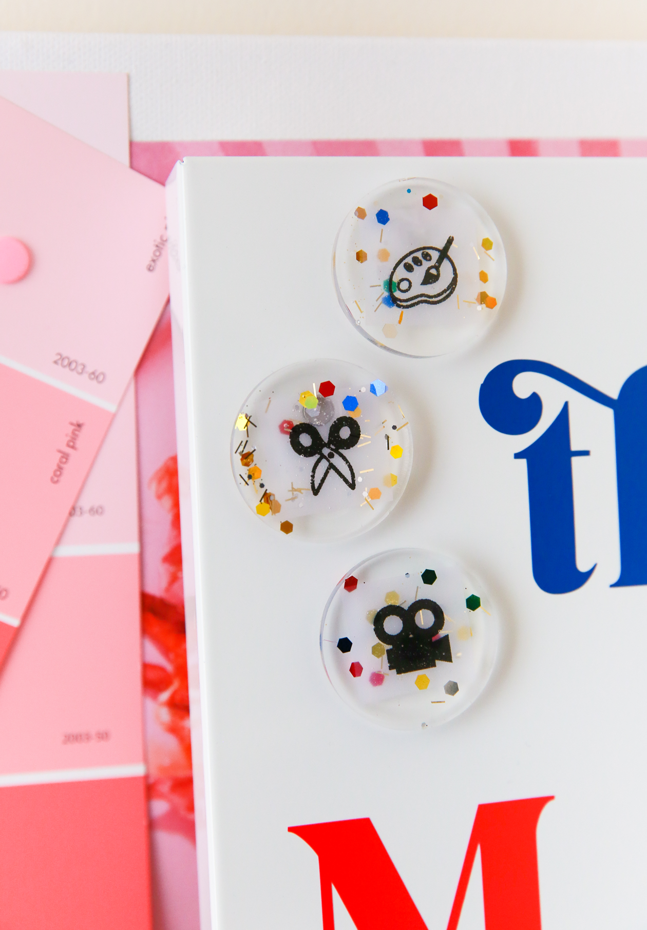 Make your own custom resin magnets with this easy DIY!