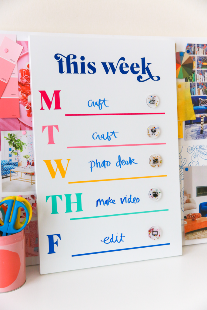Organize your weekly to do list with this DIY Schedule Board! See everything you have to do all at once. This easy vinyl DIY project will help you get organized and finish your tasks on time!