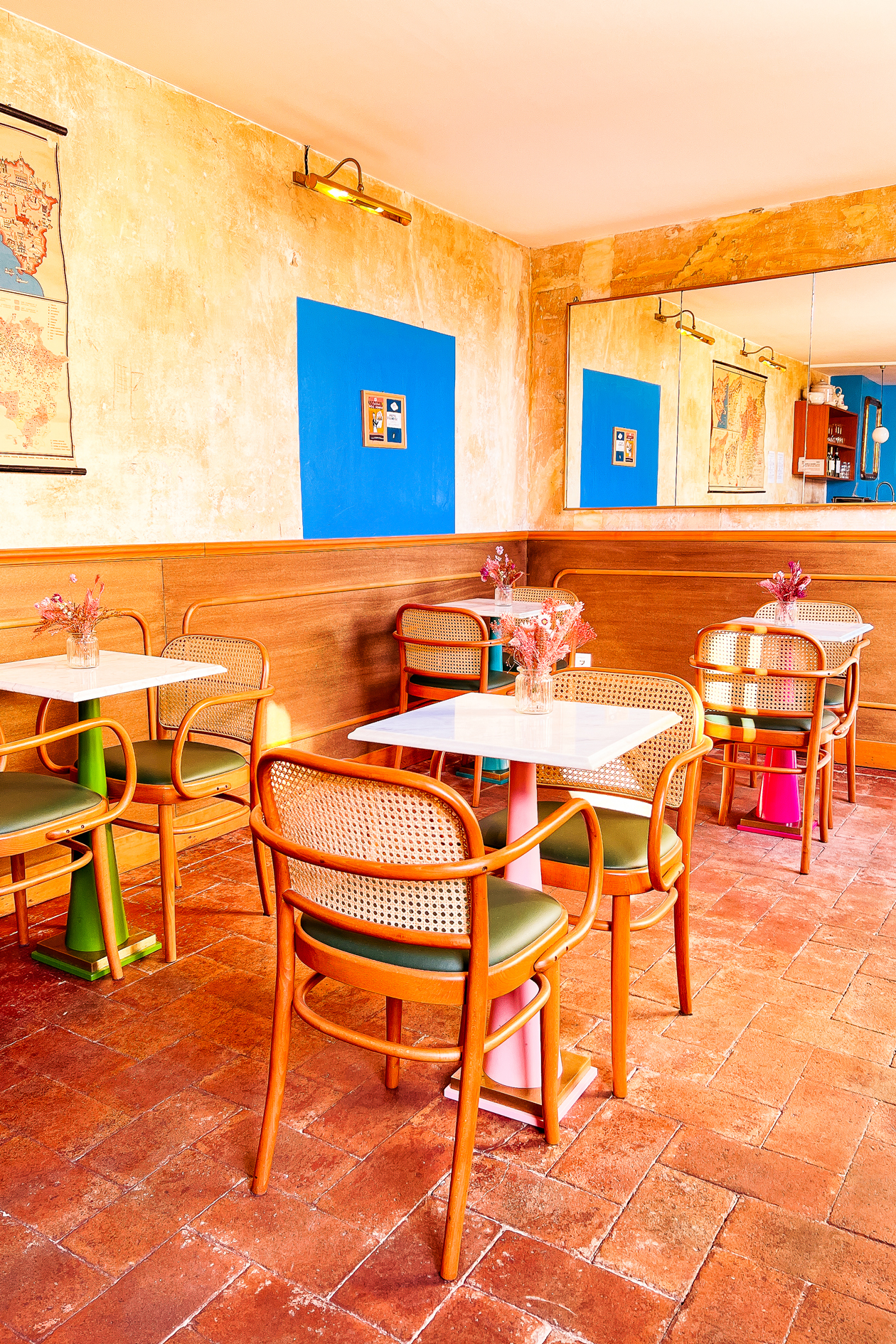 Colorful dining area. Hotel Review: Oltrarno Splendid (Florence, Italy)