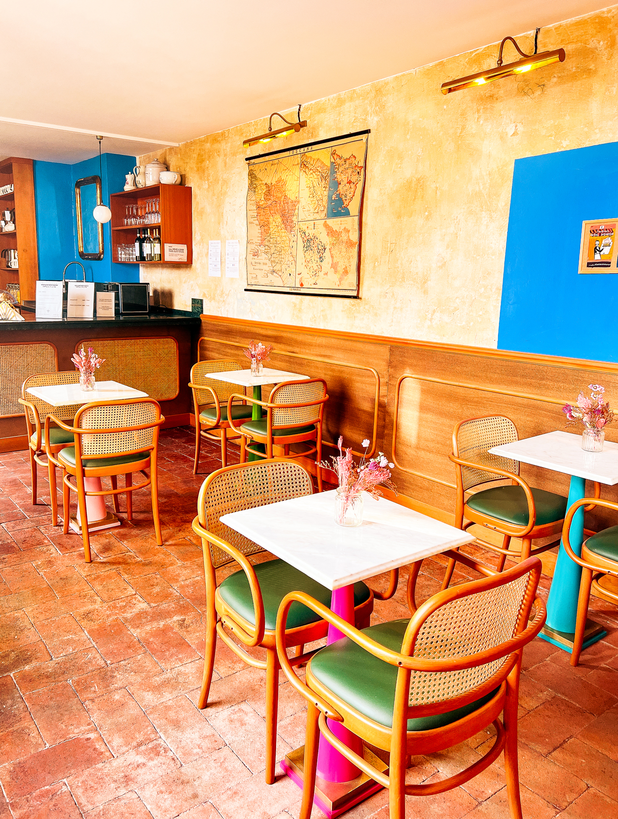Colorful eating area with marble tables at the Oltrarno Splendid (Florence, Italy)