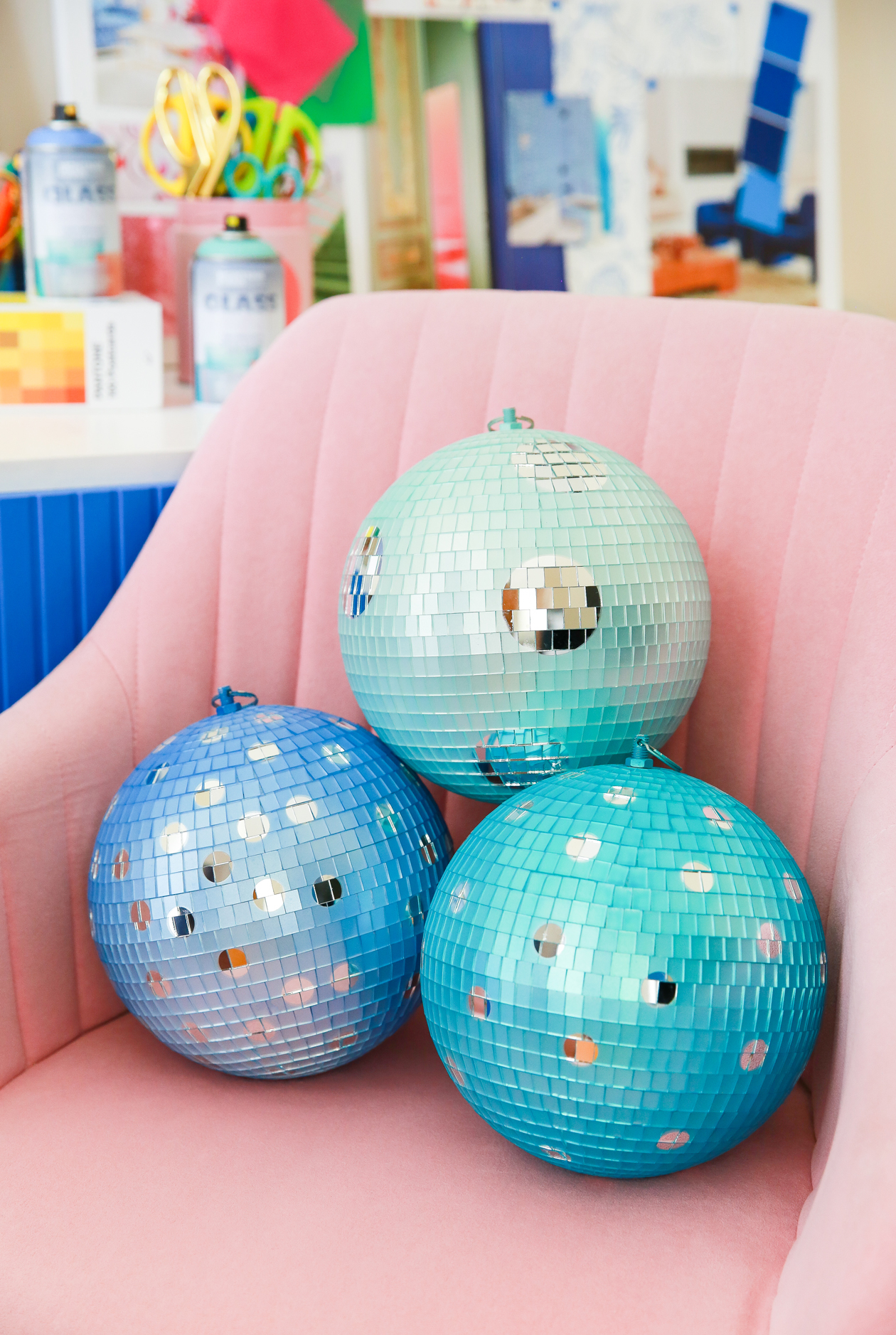 Pintar bolas de discoteca pode ser uma forma divertida e criativa de adicionar um toque único a qualquer ambiente.  É fácil transformar qualquer bola de discoteca básica em uma versão colorida.  Aprenda a pintar bolas de discoteca com spray com este DIY fácil!