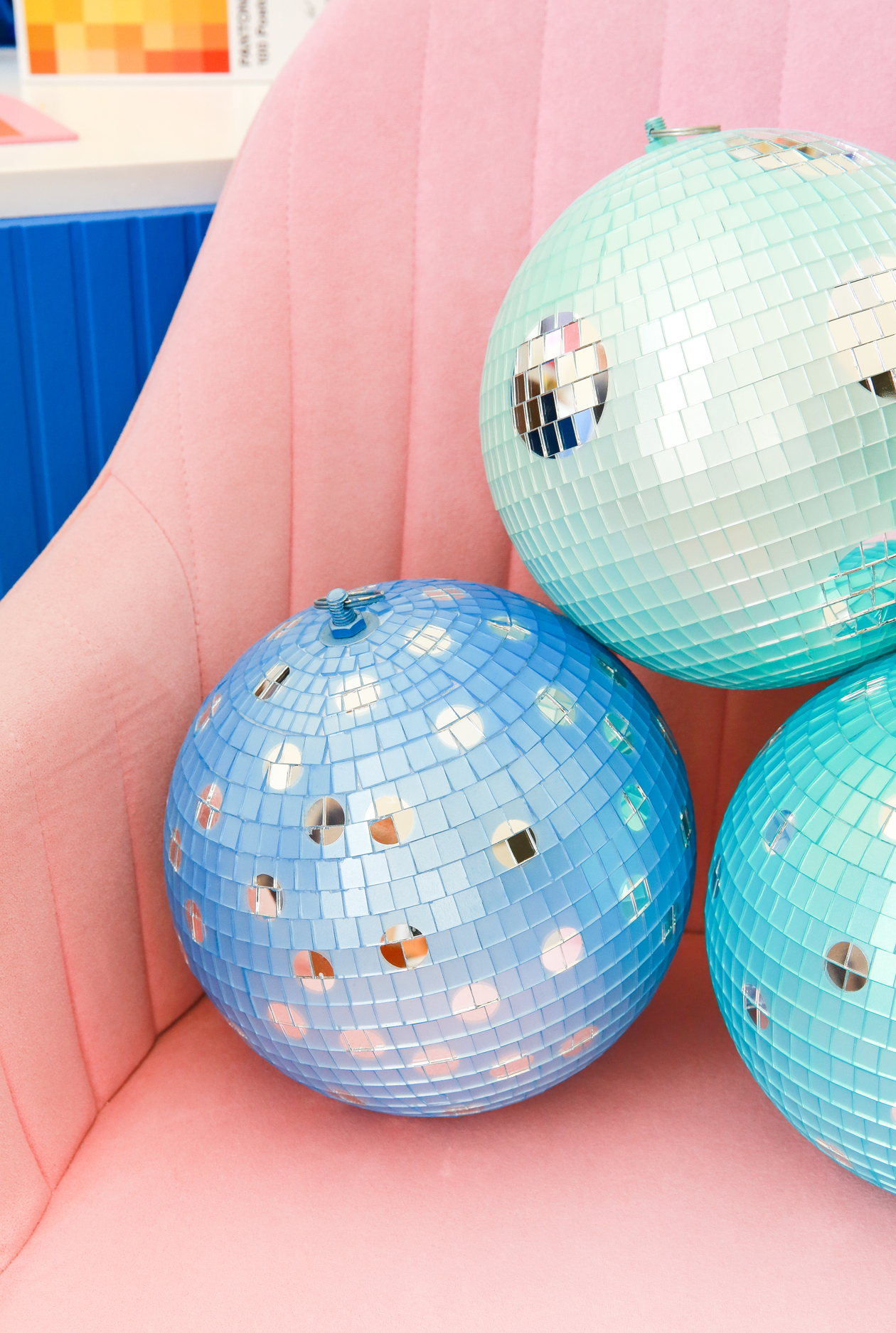 Como fazer bolas de discoteca coloridas